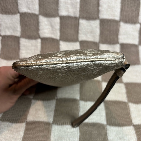 Coach large wristlet in signature canvas - Picture 8 of 10
